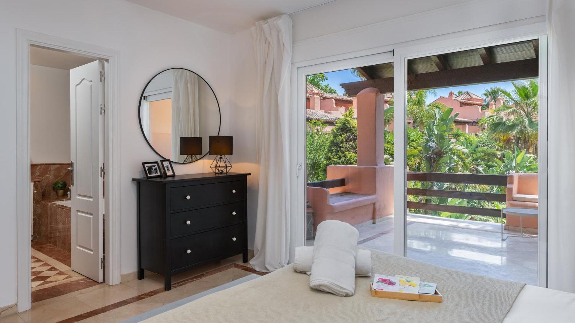Vacation - Federer, Old Town With A Big Communal Pool And Andalusian Garden Dom wakacyjny