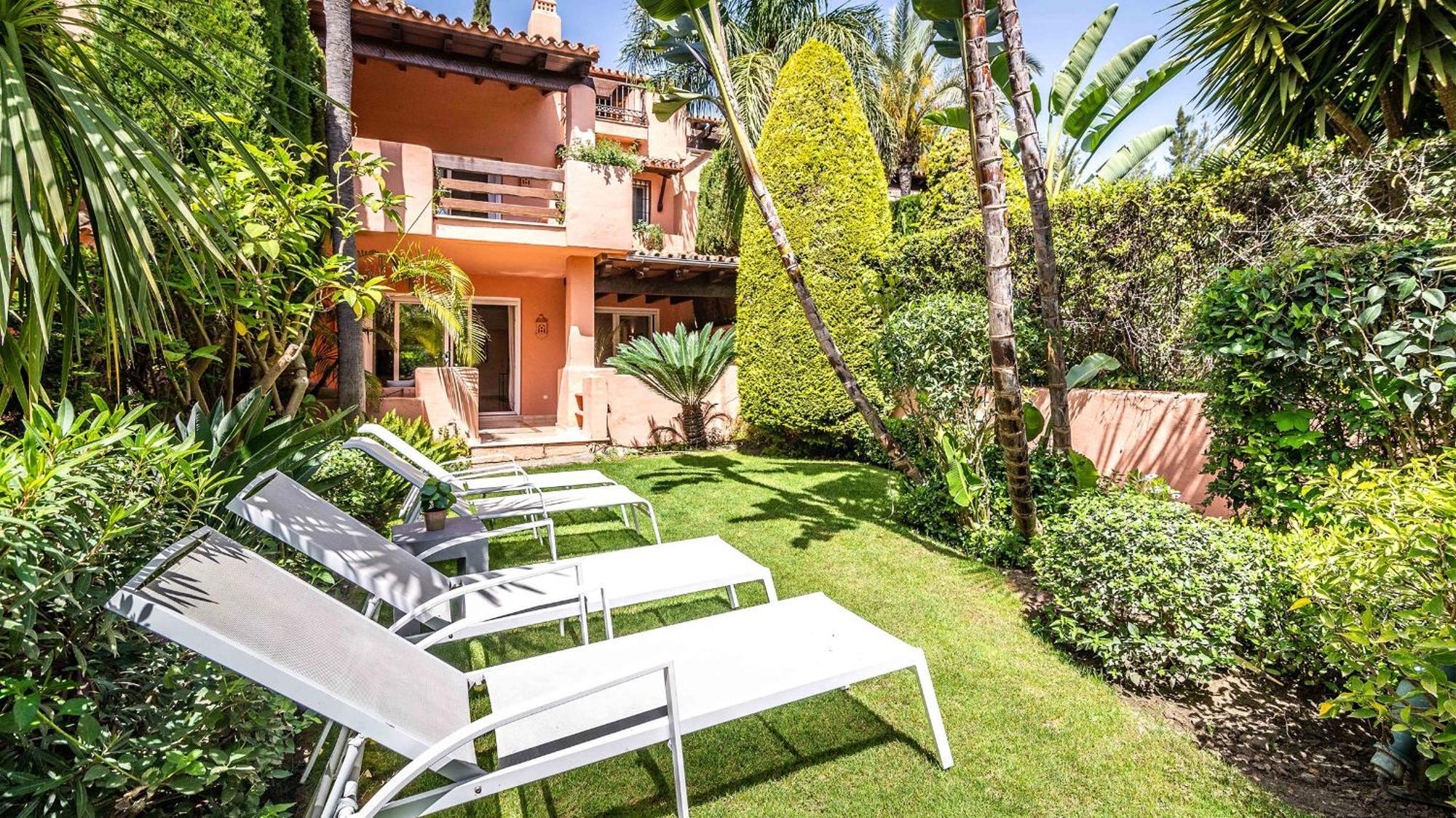 Dom wakacyjny Vacation - Federer, Old Town With A Big Communal Pool And Andalusian Garden *