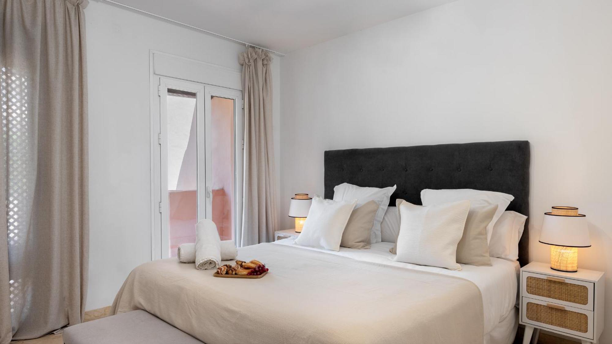 Dom wakacyjny Vacation - Federer, Old Town With A Big Communal Pool And Andalusian Garden Marbella