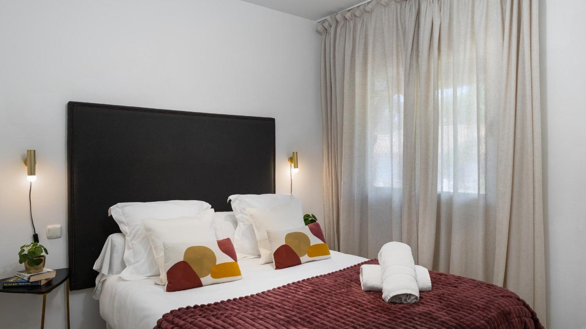 Dom wakacyjny Vacation - Federer, Old Town With A Big Communal Pool And Andalusian Garden