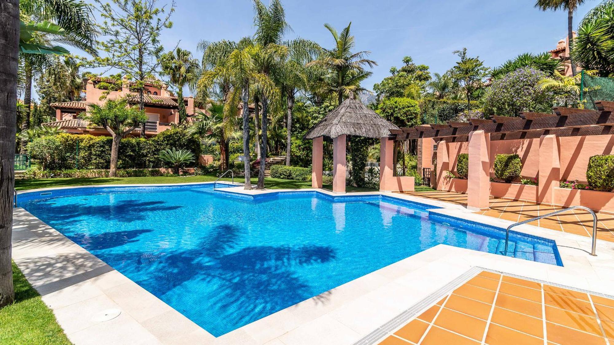 Dom wakacyjny Vacation - Federer, Old Town With A Big Communal Pool And Andalusian Garden *