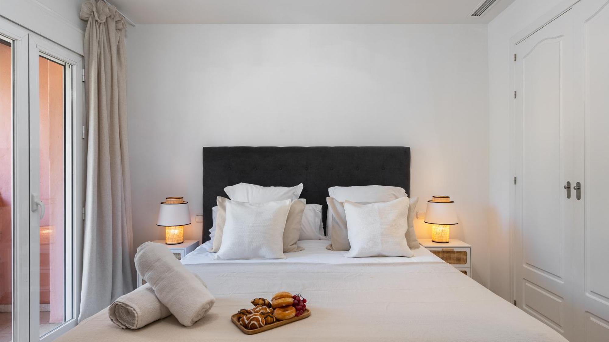 Dom wakacyjny Vacation - Federer, Old Town With A Big Communal Pool And Andalusian Garden *