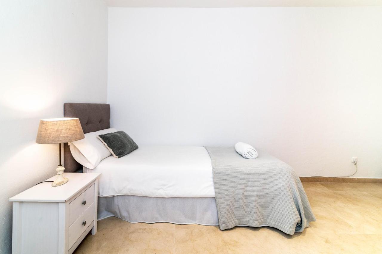 Ferienhaus Vacation - Federer, Old Town With A Big Communal Pool And Andalusian Garden