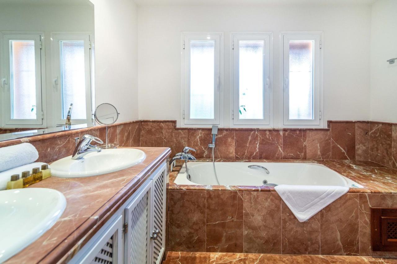 Ferienhaus Vacation - Federer, Old Town With A Big Communal Pool And Andalusian Garden